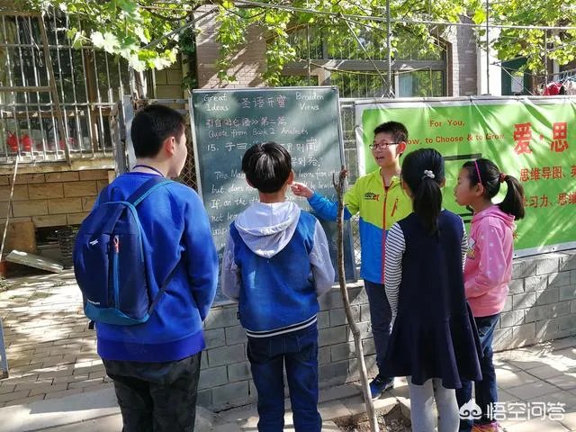 郑州某高校女生宿舍学霸，宿舍门当黑板，给舍友讲课，你怎么看？