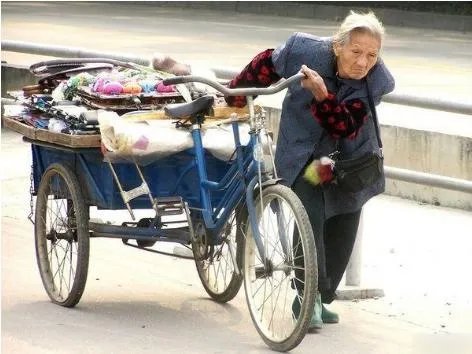 河源女子把17万现金藏卫生间垃圾桶。却被保洁员当垃圾扔了，责任该由谁来担？