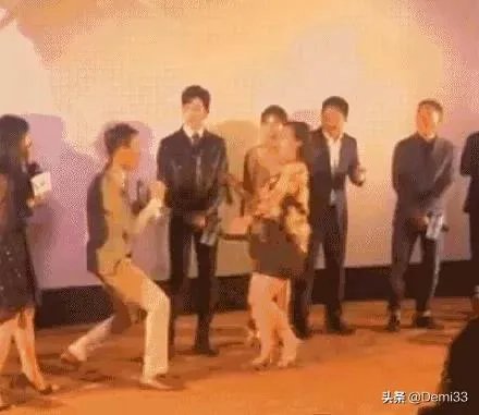 对于张译被女粉丝飞扑拥抱，你怎么看待这种行为？