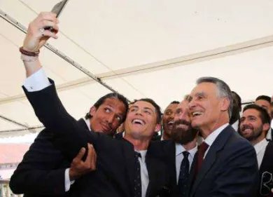 葡萄牙72岁总统采访中跳海救人,为何会引民众惊叹?