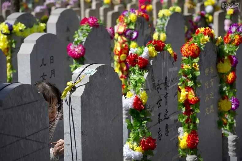 豪华墓屡禁不绝 艺术墓区2万元一平方米