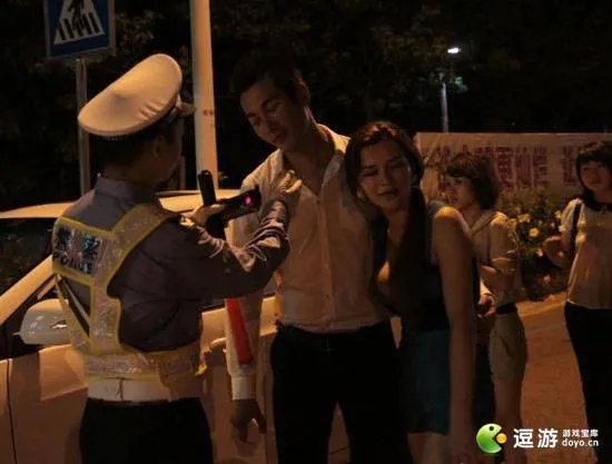 爆乳海归女酒后“调戏”交警 裸露躺车前盖露底