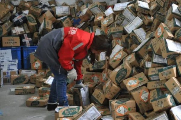 上海一男子投诉快递员遭登门殴打，男子究竟缘何投诉快递员？