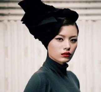 模特葛荟婕开直播惹争议，身旁男子酷似前夫汪峰，是不是她的新男友呢？