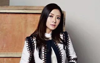 熊黛林素颜出镜整理衣物,郭富城有没有后悔过?