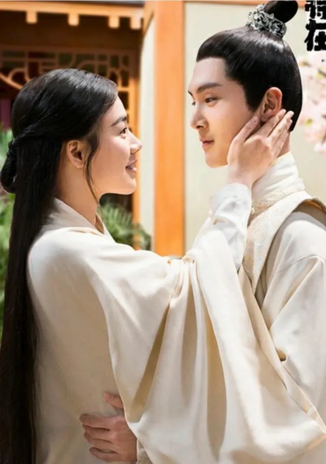 宝鸡一大学生单身21年终脱单，室友拉横幅游校一圈来庆祝，这事你怎么看？