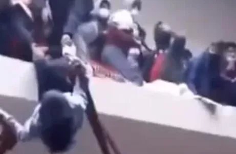 波利维亚一大学楼道护栏断裂学生坠亡，现场情况是怎样的？