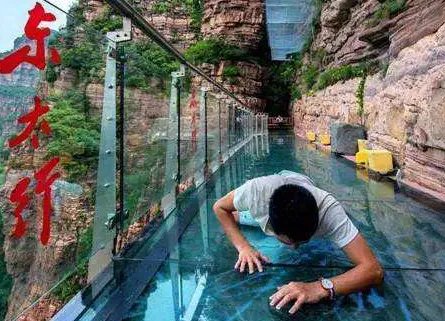 玻璃栈道碎裂特效吓坏游客是什么情况？