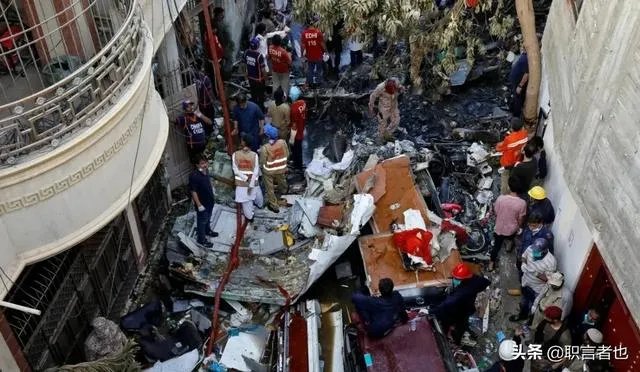 奇迹!巴基斯坦一架客机坠毁,银行行长竟然生还,你怎么看?