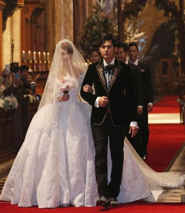 如何看待周杰伦22号陪昆凌逛街却在25号上了微博热搜？