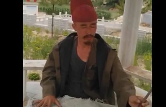 农民工工地播音腔朗诵再别康桥 网友：有梦想谁都了不起