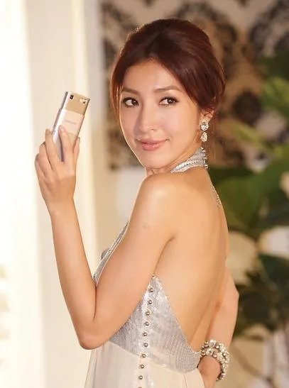 杨谨华整容前后对比图 削脸隆鼻反变丑