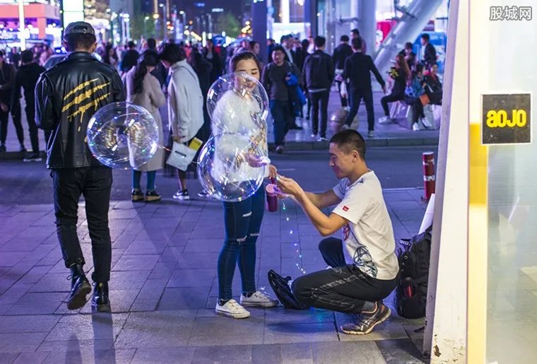 网红气球窝点被端 气球外表吸引市民追捧竟暗藏隐患