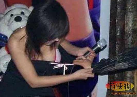 阿兰录节目礼服险滑落 盘点女星出位露点瞬间