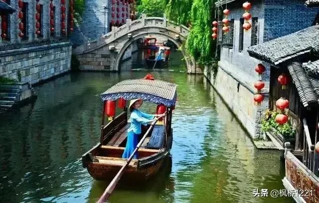 上联:短歌谁和，风动梨花朵。下联怎么对？