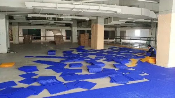 旱冰场地面一般用什么材料