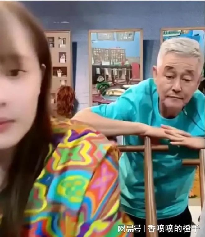 赵本山现身球球直播间，满头白发满脸疲惫，球球心疼落泪