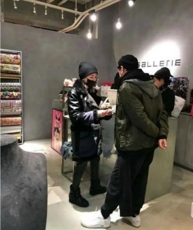 如何看待周杰伦22号陪昆凌逛街却在25号上了微博热搜？