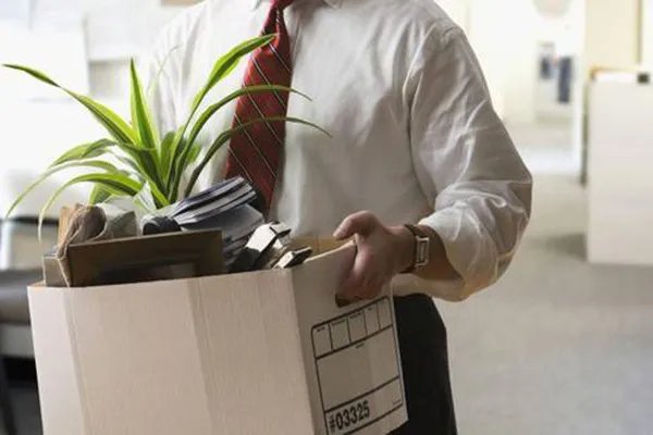 如何看待网络公司老板开饭馆给员工发工资一事？