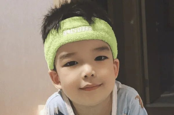 王栎鑫离婚后晒娃，调侃儿女长相无区别，爸爸的基因有多强大？