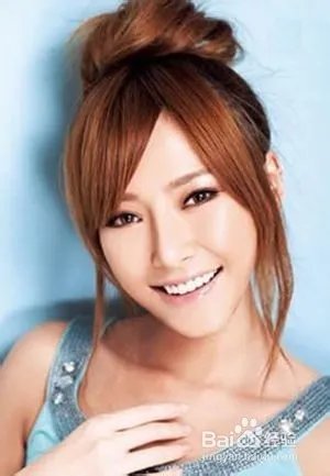 荷包头是怎么扎的 学生长发荷包头发型扎法