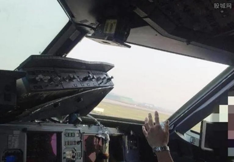 川航航班备降成都 川航客机挡风玻璃破裂引恐慌