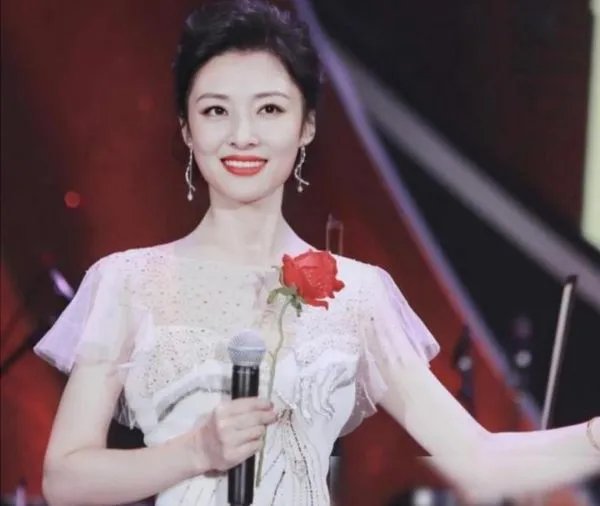 就周涛一秒上班杨澜一秒下班来讲,专业主持人的自我修养有多强?