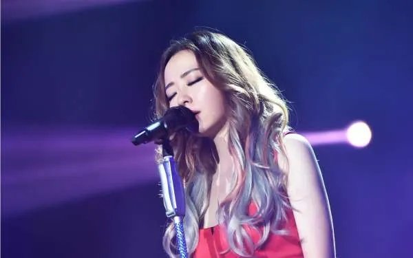 当初张靓颖的母亲为什么那么反对张靓颖和冯轲的婚事?