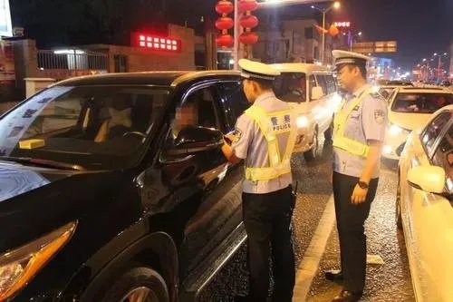 情侣酒驾翻车被救出后牵手离开,此种行为说明了什么?