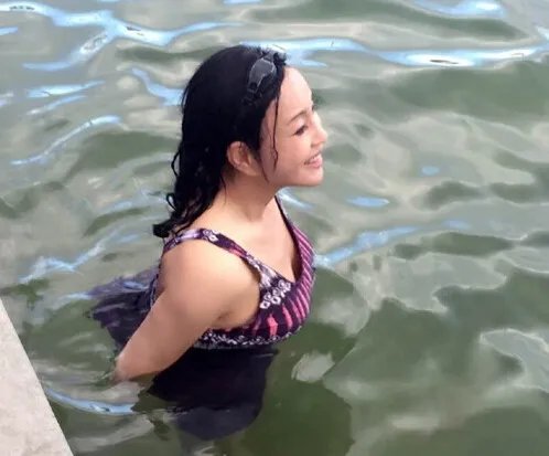 刘晓庆太平洋游泳图片秀傲人身材 揭不老女神保养秘诀