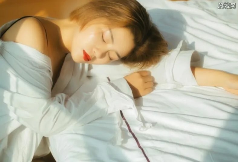 14岁女生酒吧坐台 衣着暴露彻夜不归