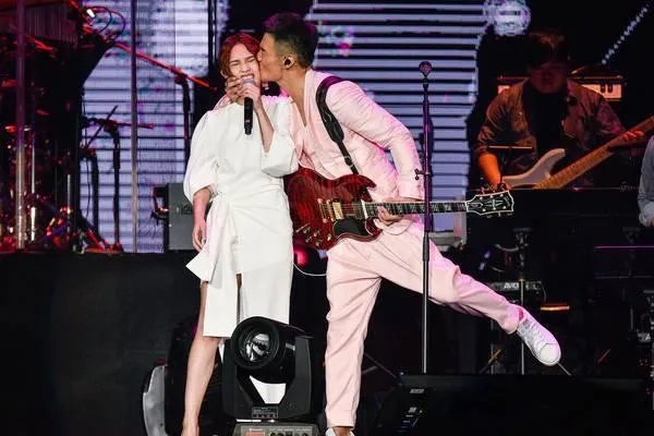 杨丞琳被李荣浩亲到脸变形娇羞可爱，她的少女感为何能保持十几年不变？