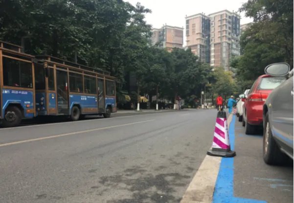 成都一奥迪凌晨撞人群是怎么回事？