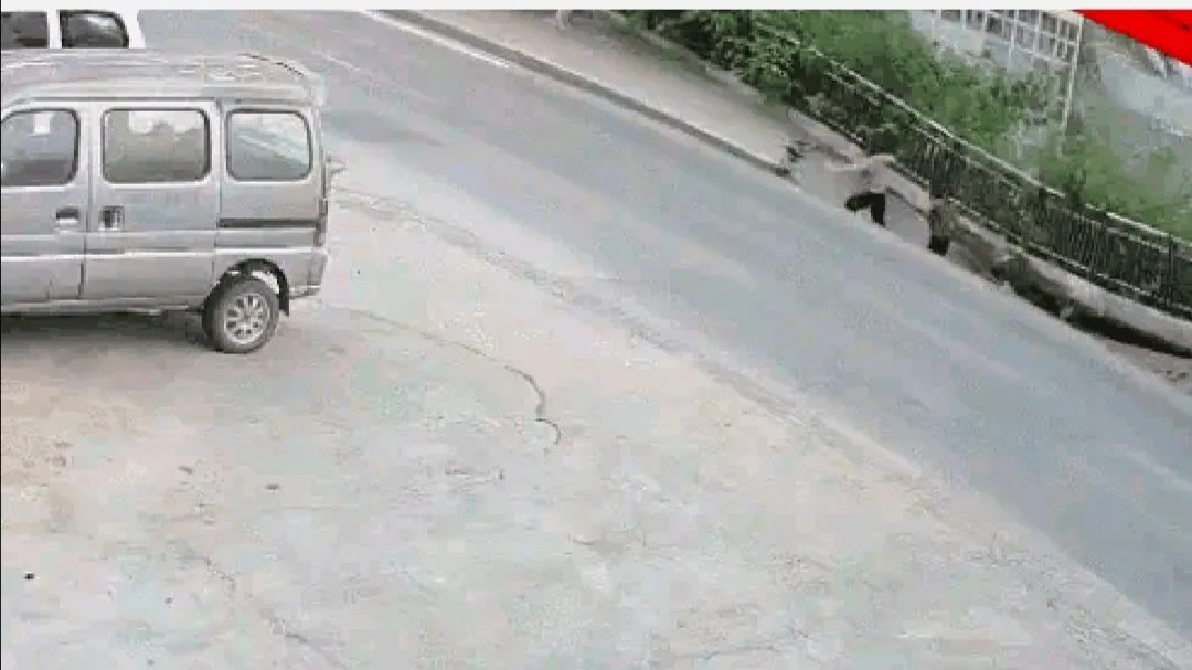 重庆武隆人行道垮塌行人掉入坑中，纵观整个事件责任到底在谁？