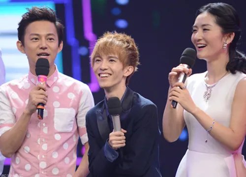 郭敬明快乐大本营录制节目 临时换位仍抽中“韩寒”