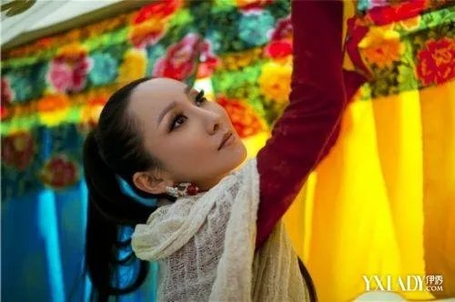 萨顶顶假唱话筒拿反太尴尬萨顶顶老公个人资料