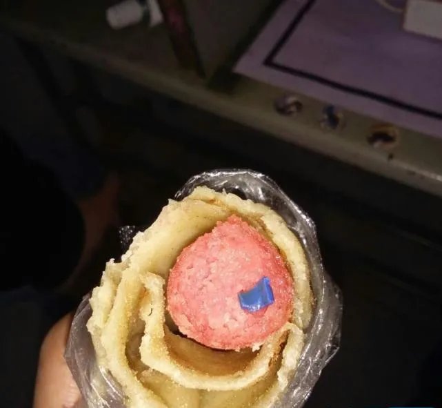 卫生学校食堂吃出蚯蚓学校不予解决吗？