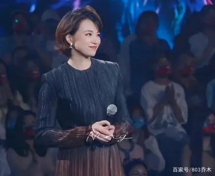 董卿身穿渐变连衣裙参加活动，如何评价她此次的造型？