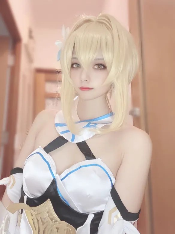 清纯又诱惑的黑丝大白腿 11区Coserてんうみ美图赏