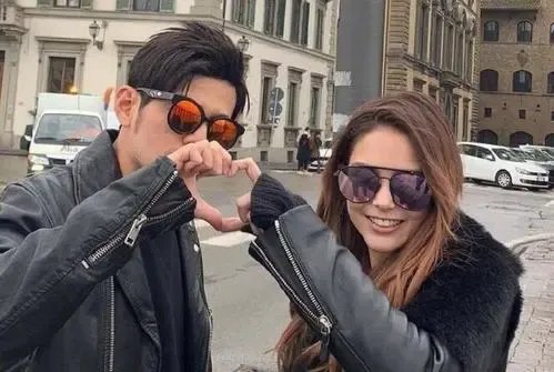 周杰伦晒昆凌美照为她庆生,夫妻俩穿情侣装出席聚会,两人的状态如何?