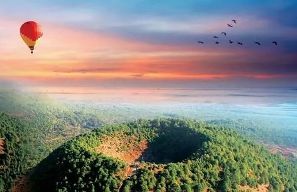 云南一地质公园工作人员从热气球坠亡引热议,当地文旅局对此有何回应?