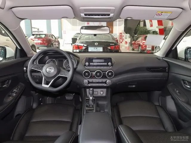 麻烦大家推荐一辆紧凑型轿车？