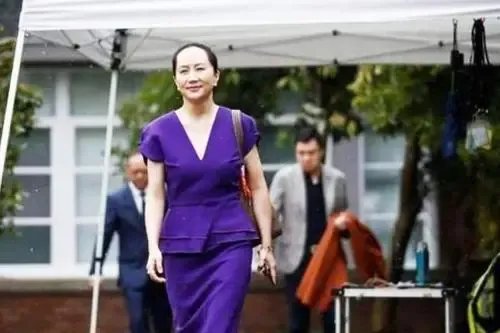 孟晚舟走出飞机,丈夫刘晓棕大喊我爱你,他们夫妻之间的感情如何?