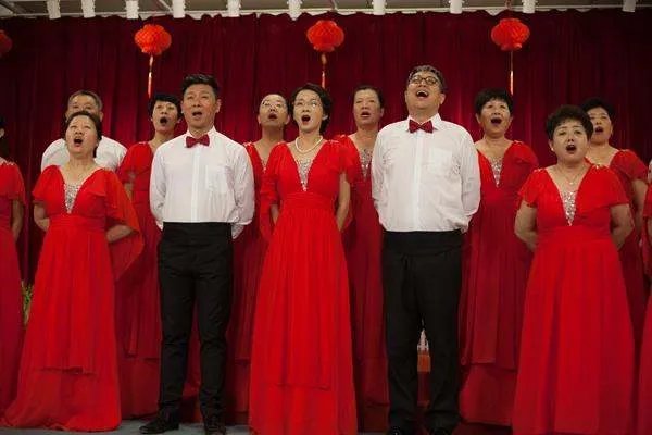 平均74岁的合唱团唱少年，少年等于年少吗？