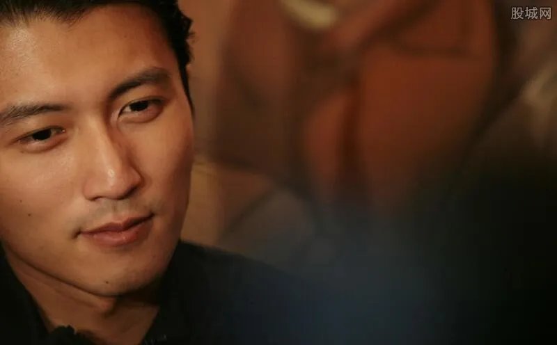 谢霆锋晒泳照纹身 真的是实力秀恩爱