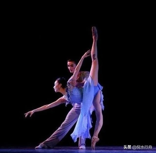 上联:短歌谁和，风动梨花朵。下联怎么对？