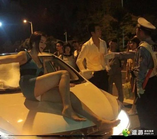 爆乳海归女酒后“调戏”交警 裸露躺车前盖露底