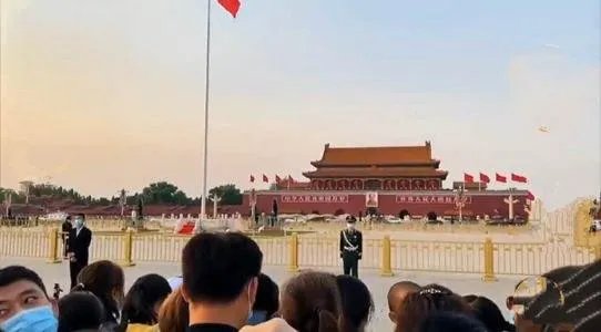 父亲人群中比心天安门站岗儿子,儿子看到这一幕什么心情?