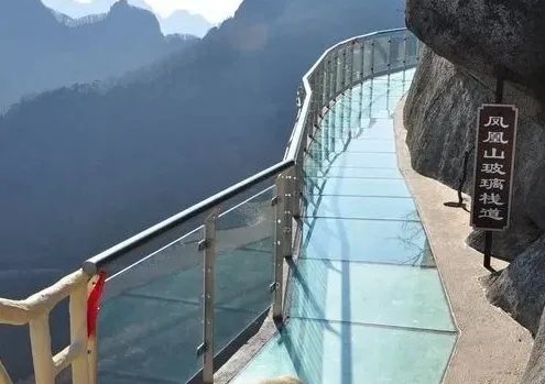 辽宁虎谷峡玻璃栈道发生事故，引发事故的原因是什么？