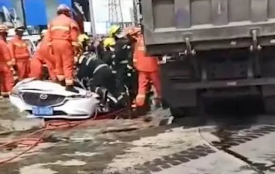 货车侧翻一家三口被埋身亡，这场意外是怎么发生的？